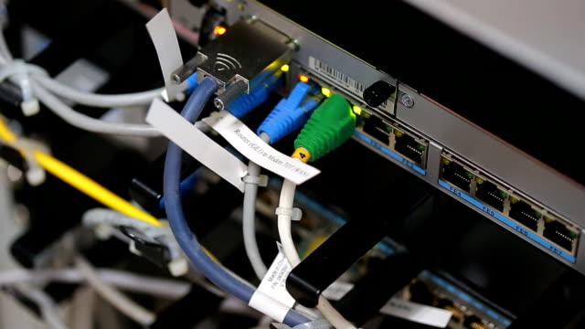 Technologie-Zentrum-Netzwerk-Serverraum-mit-Netzwerk-Kabel.
