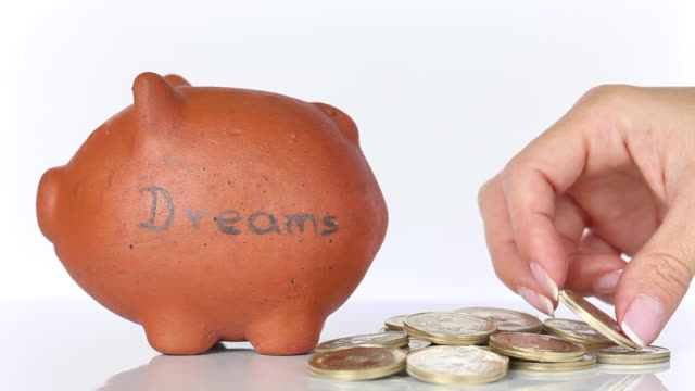Frau-in-einer-traditionellen-Ton-Piggy-Bank-Geld-zu-sparen,-Träume-zu-verwirklichen