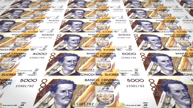 Banknoten-von-fünftausend-ecuadorianischer-Sucre-Ecuadors-Rollen,-Bargeld,-Schleife