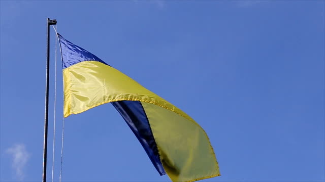 Bandera-nacional-de-Ucrania-contra-el-cielo-azul