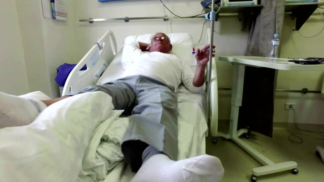 Senioren-70-plus-jährige-Mann-erholt-sich-von-der-Operation-in-einem-Krankenhausbett