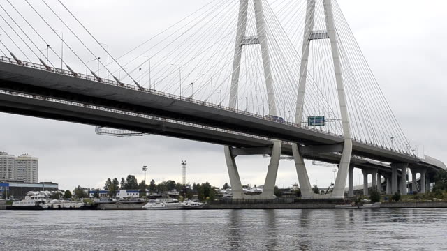 Grosse-Obukhovsky-Brücke.-Kabel-gebliebene-feste-Brücke-über-die-Newa-in-Sankt-Petersburg.-Einer-der-längsten-Straßenbrücken-in-Russland-an-düsteren-Herbsttag
