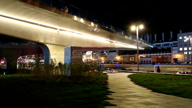 Schwimmende-Brücke-von-Zarjadje-Park-(nachts)-am-Moskvoretskaya-Ufer-des-Moskwa-Flusses-in-Moskau,-Russland.-Der-Park-wurde-am-9.-September-2017-eröffnet.