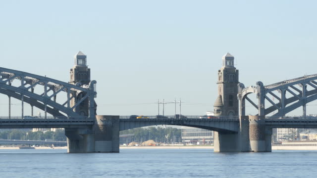 Torres-de-Pedro-el-grande-puente-en-el-verano---St-Petersburg,-Rusia