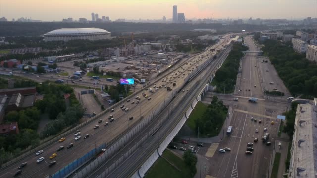 Rusia-al-atardecer-cielo-Moscú-tráfico-anillo-luzniki-stadium-aérea-panorama-4k