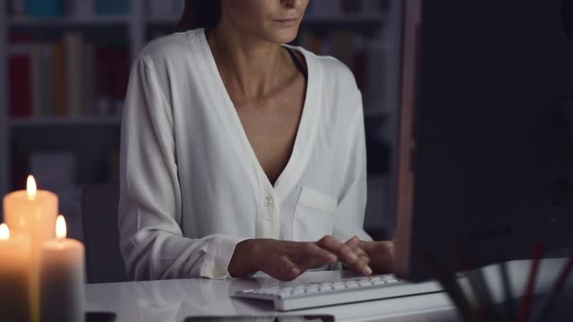 Frau,-die-Verbindung-mit-ihrem-Computer-und-social-networking