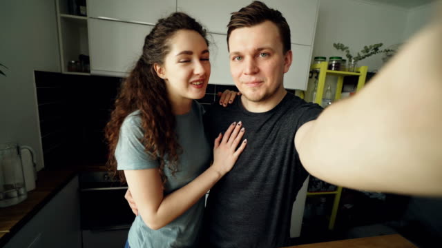 POV-junge-Brautpaar-reden-online-video-Chat-in-der-Küche-zu-Hause