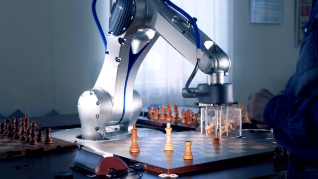 Robot-y-un-jugador-de-ajedrez-jugando-al-ajedrez.