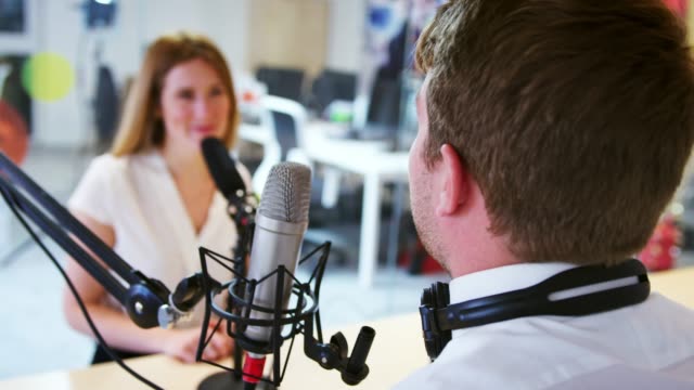 Junger-Mann-interviewen-zu-Gast-in-einem-Studio-für-einen-podcast