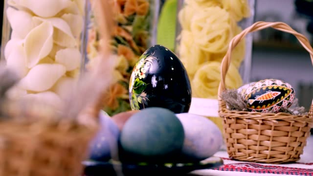 Huevos-de-Pascua-pintados-en-hecho-a-mano