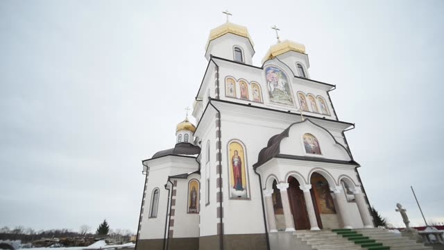Neue-orthodoxe-Kirche-in-der-Ukraine-mit-weißen-Wänden-und-goldenen-Kuppeln