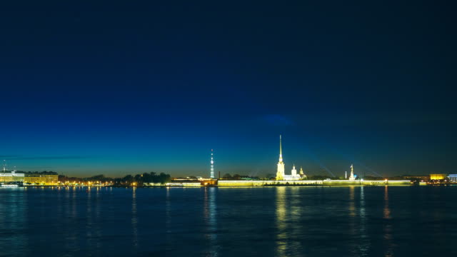 Panorama-der-Peter--und-Paul-Fortress-in-St.-Petersburg-bei-Nacht.-Timelapse