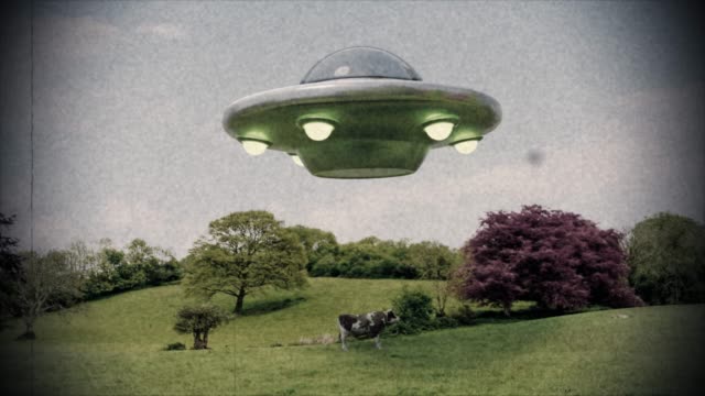 UFO-Entführung-durch-Außerirdische-Kuh-ufo-unbekanntes-Flugobjekt-Aliens-nahe-Begegnung-4k