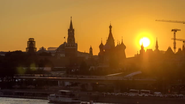 Moskauer-Kreml,-St.-Basilius-Kathedrale-und-Zarjadje-Park-mit-schwimmenden-Brücke-am-sonnigen-Abend
