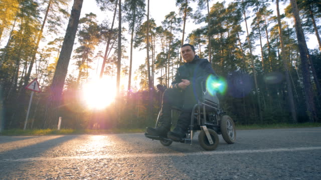 Behinderten-Mann-sitzt-in-einem-Rollstuhl-außerhalb