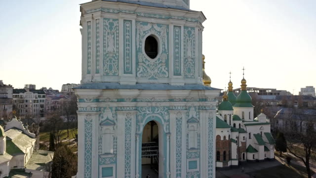 Der-Vogelperspektive-anzeigen,-Panorama-Video-aus-der-Drohne-in-FullHD,-die-Hagia-Sophia-Kathedrale-der-Glockenturm-und-Hauptgebäude-in-Kiew,-Ukraine-gegen-eine-helle-Sonne.