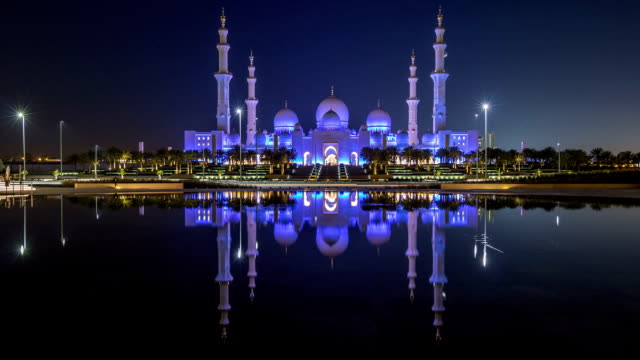 Sheikh-Zayed-Grand-Mosque-illuminated-at-night-timelapse,-Abu-Dhabi,-UAE