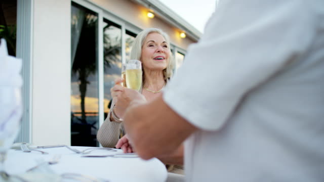 Liebevolle-kaukasischen-Senioren-genießen-Sie-romantisches-Abendessen-im-Urlaub