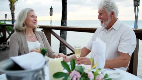 Senior-pareja-caucásica-restaurantes-en-Resort-tropical