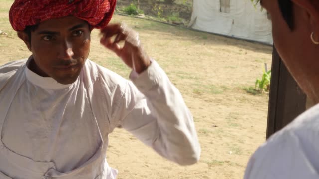 Männliche-in-ethnischen-Rajasthani-tragen-Pflege-selbst-vor-Spiegel