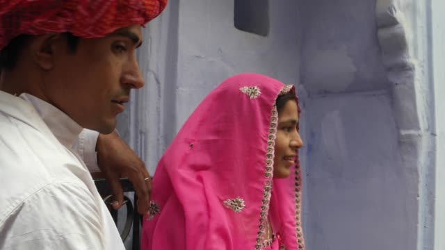 Mann,-die-Bitte-um-Vergebung-für-die-Verspätung-auf-seine-schöne-Frau-in-traditioneller-Kleidung-in-Rajasthan-Indien