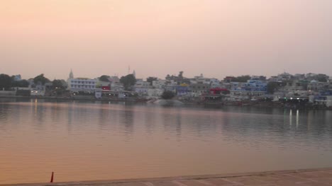 Romantischen-indischen-Ehepaar-in-Tracht,-der-Sonnenuntergang-am-Pushkar-See