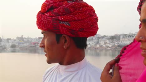 Rajasthani-pareja-viendo-la-puesta-de-sol-en-el-lago-de-Pushkar