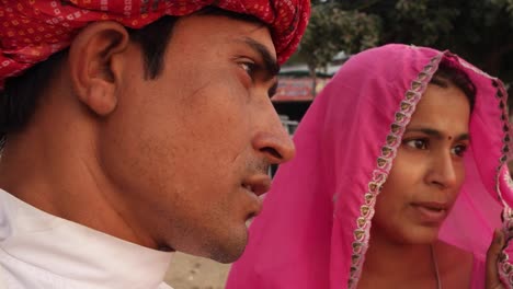 Cerca-de-hermosa-mujer-en-sari-rosa-y-chico-guapo-de-turbante-en-la-India