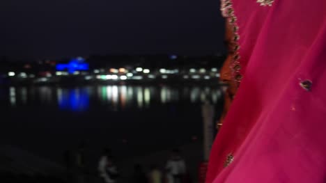 Pan-izquierda-India-pareja-romántica-tradicional-en-el-lago-de-Pushkar-en-noche