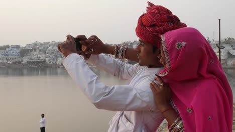 Romantische-traditionelle-indische-Paare-Fotografieren-auf-einer-Handy-Kamera-Pushkar,-Rajasthan,-Indien