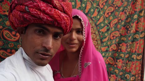Mano-POV-de-una-cámara-tomando-fotos-selfie-de-una-pareja-India-hermosa-en-ropa-tradicional-en-Rajasthan,-India