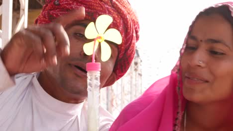Atractiva-pareja-indio-jugando-y-bromeando-en-el-recinto-ferial-de-Feria-de-Pushkar,-Rajasthan,-India