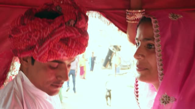Nahaufnahme-eines-romanischen-schönes-Paar-genießen-einen-Kamelritt-auf-einem-Festival-Jahrmarkt-Mela-in-Indien