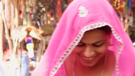 Esposa-en-sari-rosa-sopla-burbujas-mientras-su-marido-negro-gafas-de-sol-y-relojes-de-turbante-rojo