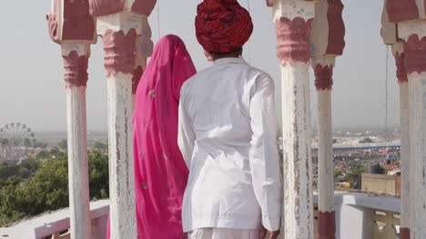 Mano-tiro-de-hermosa-pareja-India-andando-hasta-un-punto-de-vista-en-Pushkar,-Rajasthan,-India