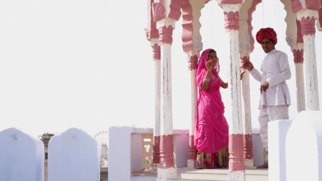Pareja-India-en-vestido-tradicional-bajo-una-tradicional-Rajasthani-Chattri-o-pabellón