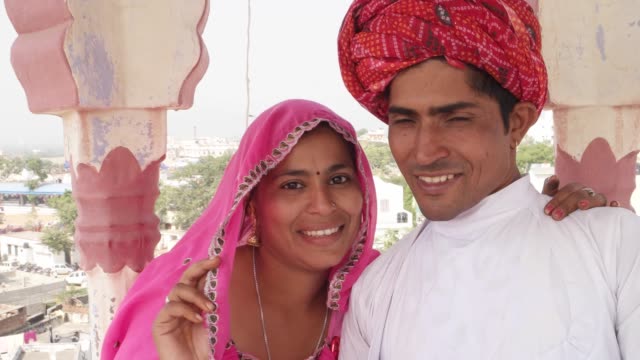 POV-Selfie-Stick-Kamera-nimmt-Fotos-und-Videos-von-indischen-Braut-und-Bräutigam-in-Indien