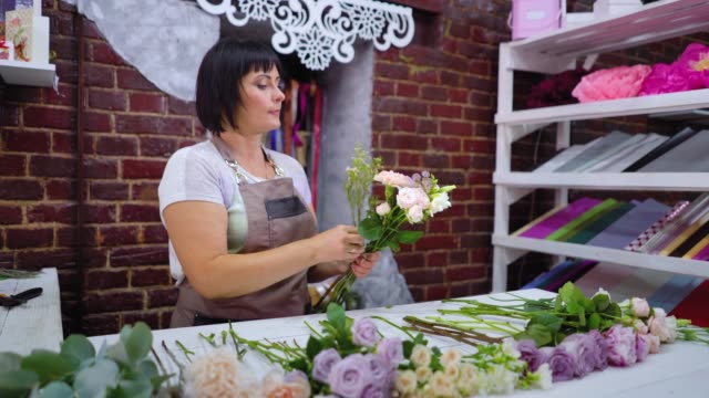 Floreria-profesional-arreglo-de-ramo-de-novia-flores-en-estudio-de-diseño-floral