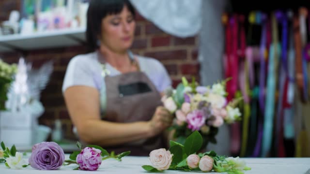 professionellen-Floristen-arrangieren-Hochzeit-Blumenstrauß-im-floralen-Designstudio