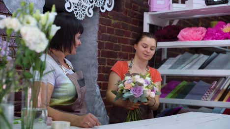 professionelle-Floristen-arrangieren-Hochzeit-Blumenstrauß-im-floralen-Designstudio