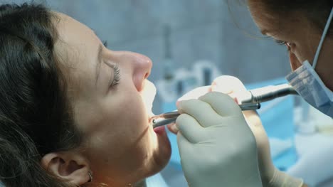 En-la-recepción-de-un-ortodoncista.-Dentista-es-el-tratamiento-de-los-dientes-de-los-pacientes.-Visita-al-estomatólogo
