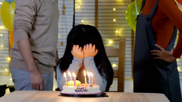 Kleines-Mädchen-mit-Stress-Situation-über-Vater-und-Mutter-streiten-in-ihrem-Geburtstag.