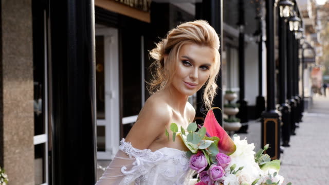 Portrait-of-a-beautiful-bride-with-a-bouquet-in-the-city