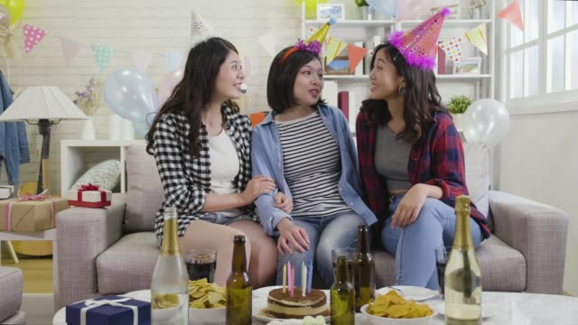 Frauen-Freundschaft-feiern-mit-Geschenken-und-Alkohol