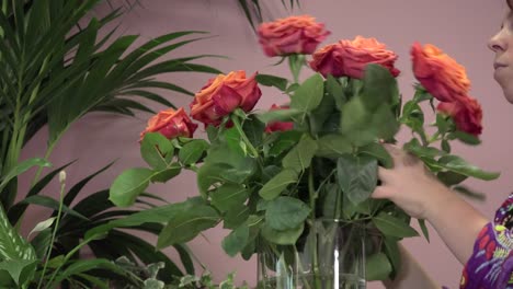 Ein-florist-stellt-einen-Strauß-Rosen