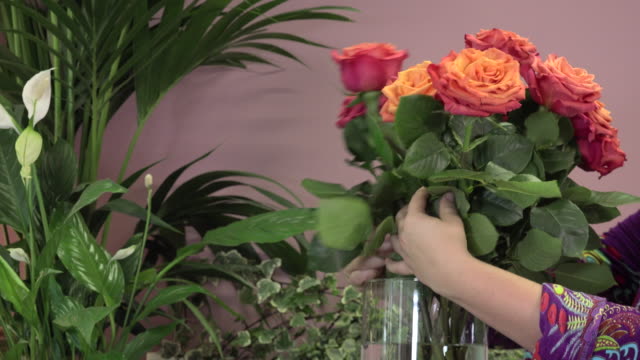 Ein-florist-stellt-einen-Strauß-Rosen