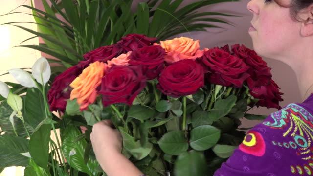 Un-florista-fabrica-Un-bouquet-de-rosas