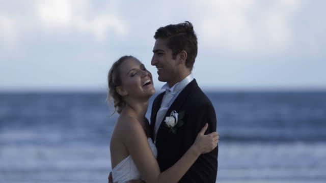 Linda-recién-casados-par-abrazar-en-la-playa
