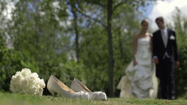 Braut-und-Bräutigam-zu-Fuß-außerhalb-an-einem-sonnigen-Tag
