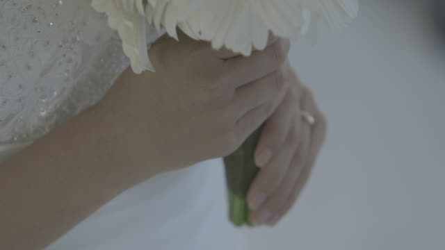 Hermosa-novia-holding-bouquet-of-daisies